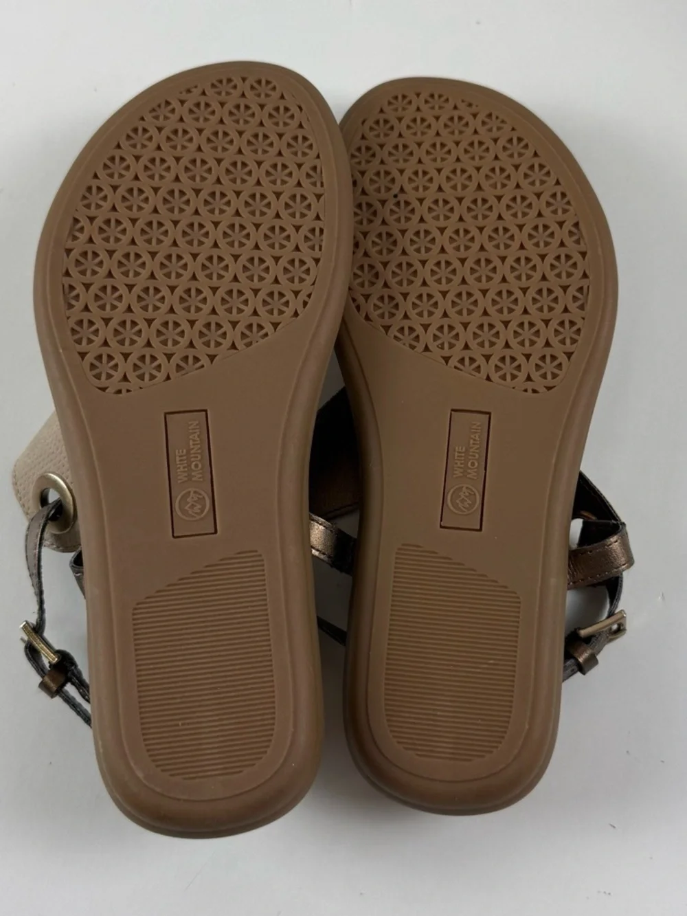 White Mountain London Flat Thong Sandals Womens 6M Taupe Faux Suede NEW